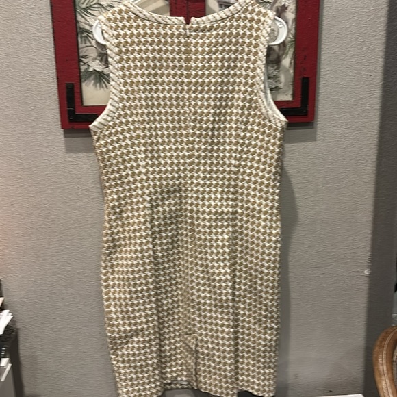 Trina Turk cream dress so flattering v neck - Picture 4 of 4